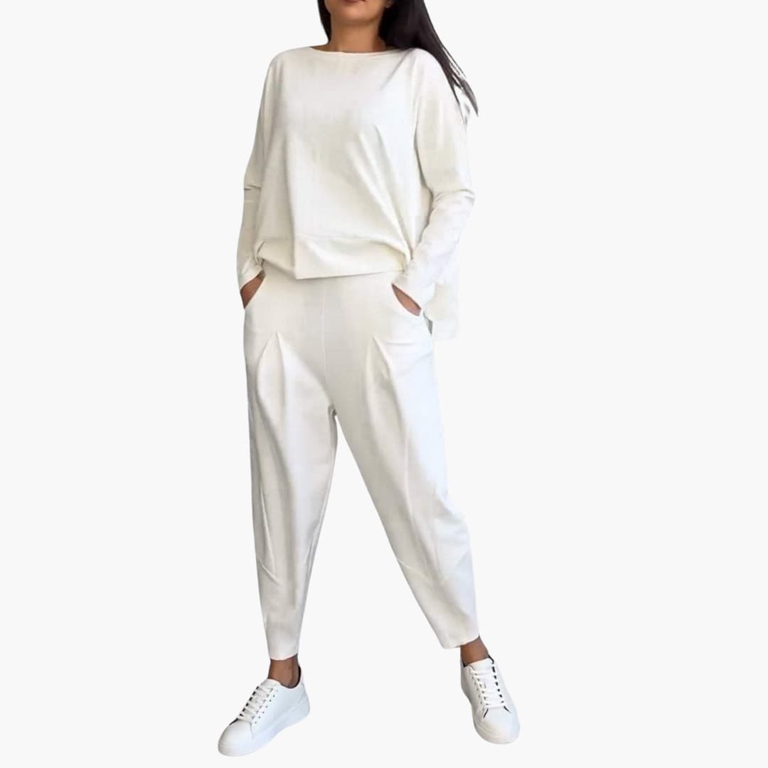 Anna | Bekvämt tvådelat set med rund halsringning och modern stil
