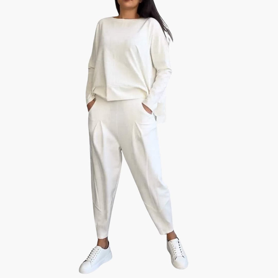 Anna | Bekvämt tvådelat set med rund halsringning och modern stil