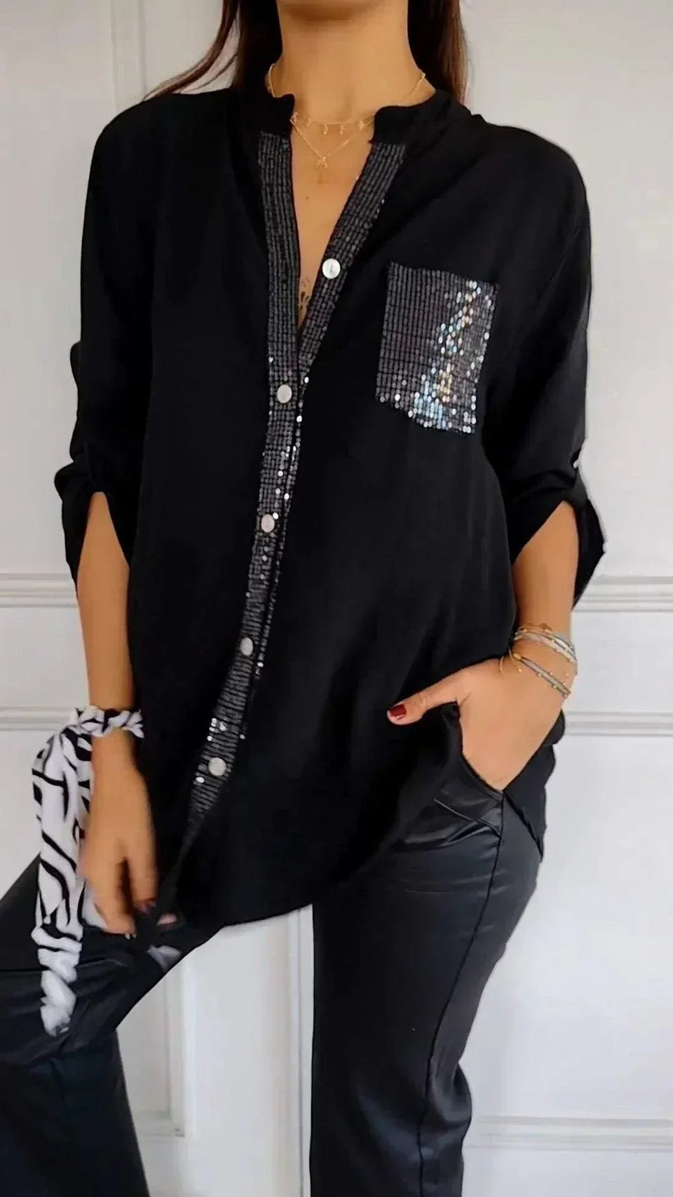JASMINE | ELEGANT DAMTOPP MED V-RINGNING OCH GLITTRANDE PALJETTER