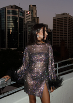 ODESSA | Glamourös metallisk miniklänning med transparenta ärmslut och eleganta fjäderdetaljer