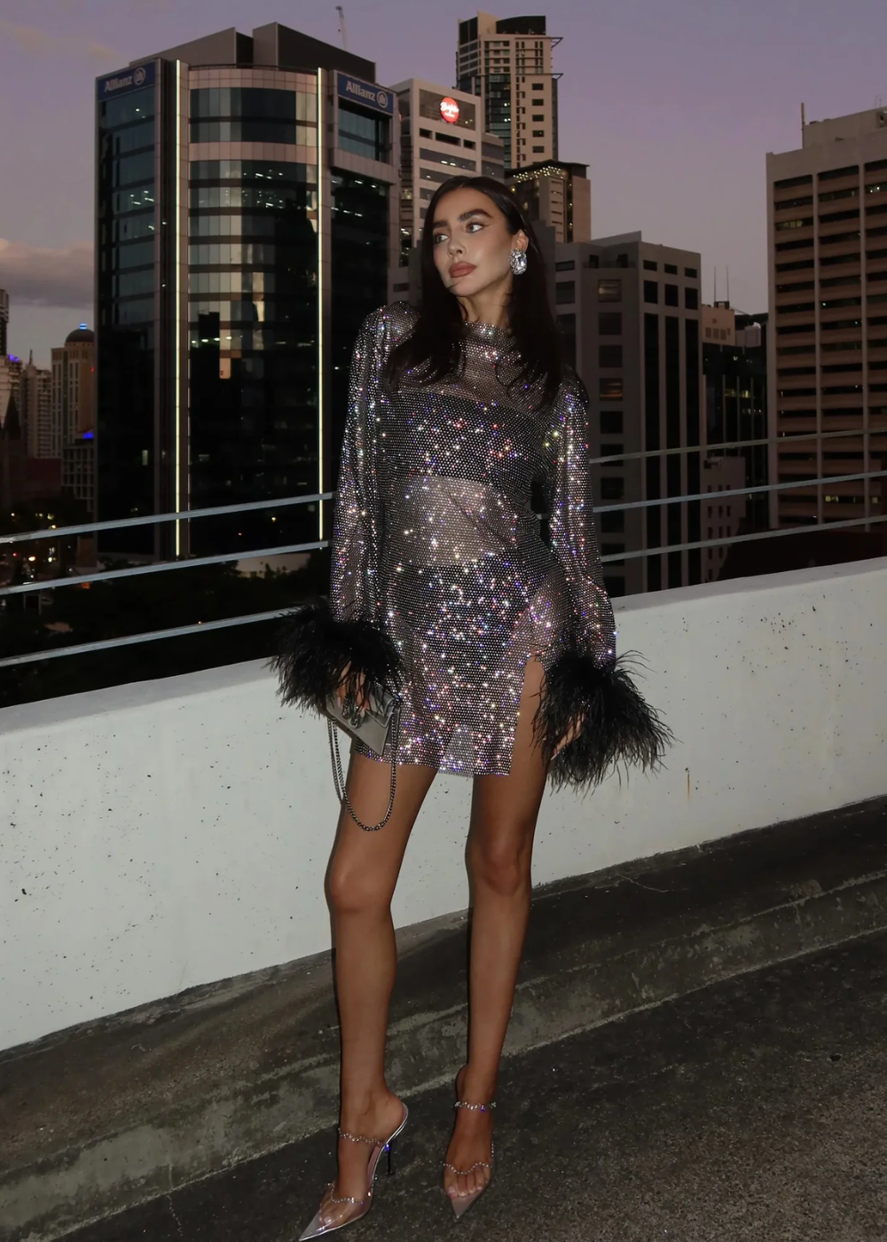 ODESSA | Glamourös metallisk miniklänning med transparenta ärmslut och eleganta fjäderdetaljer