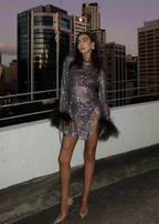 ODESSA | Glamourös metallisk miniklänning med transparenta ärmslut och eleganta fjäderdetaljer