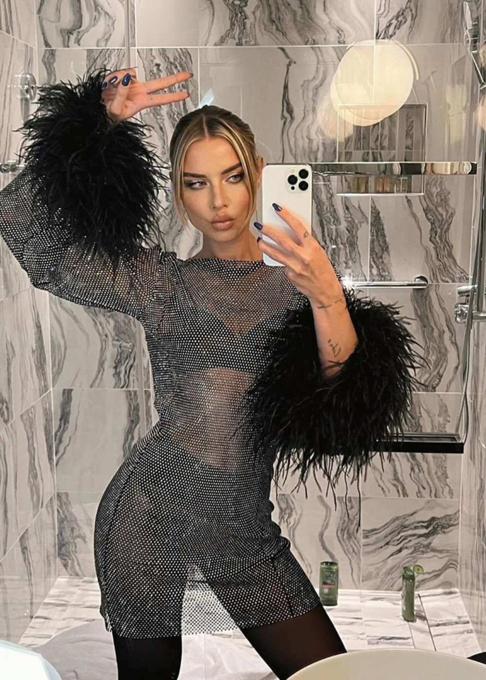 ODESSA | Glamourös metallisk miniklänning med transparenta ärmslut och eleganta fjäderdetaljer