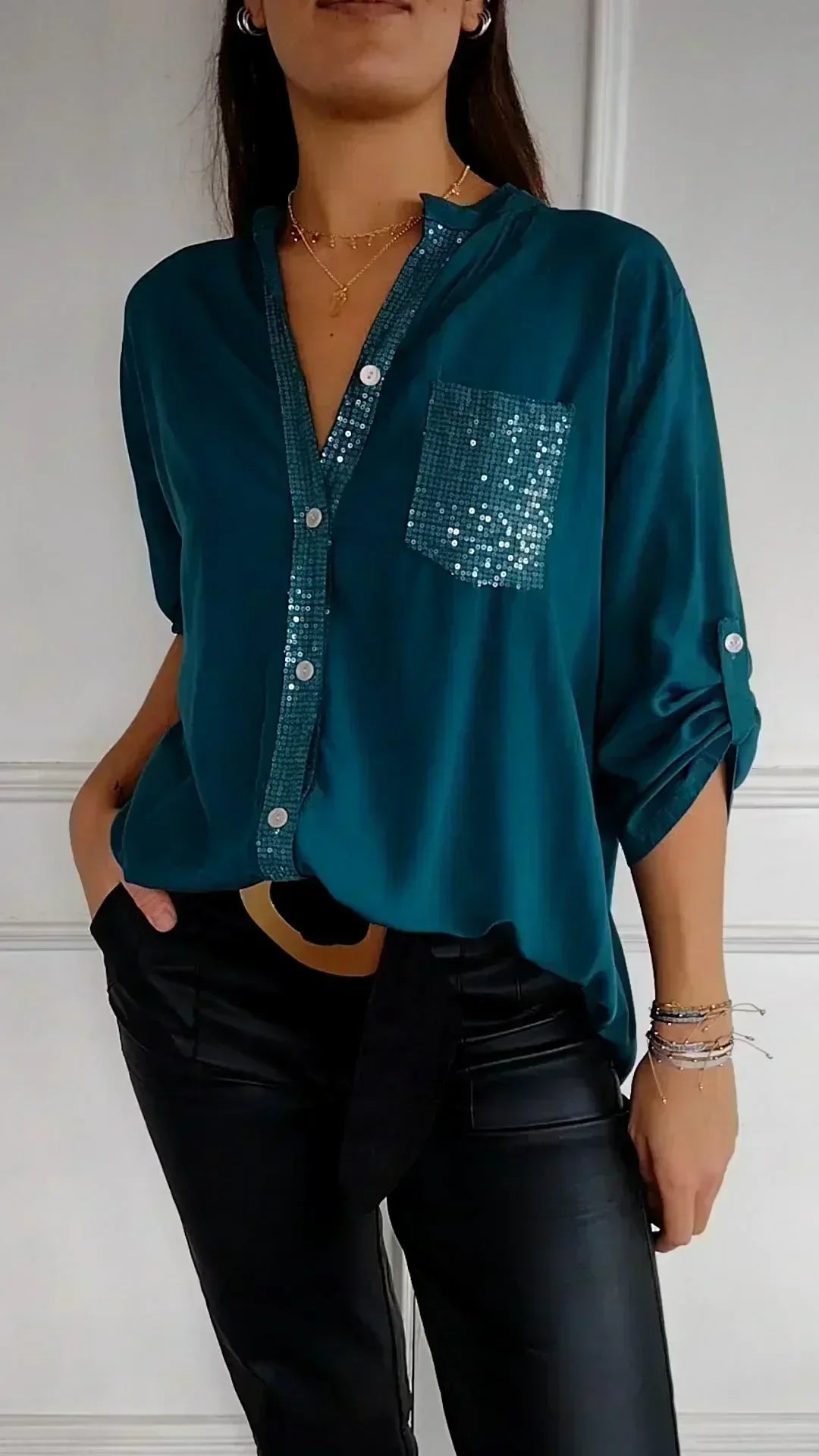 JASMINE | ELEGANT DAMTOPP MED V-RINGNING OCH GLITTRANDE PALJETTER