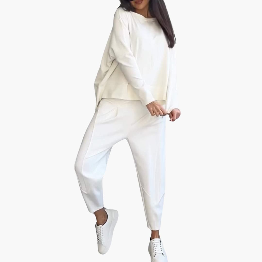 Anna | Bekvämt tvådelat set med rund halsringning och modern stil