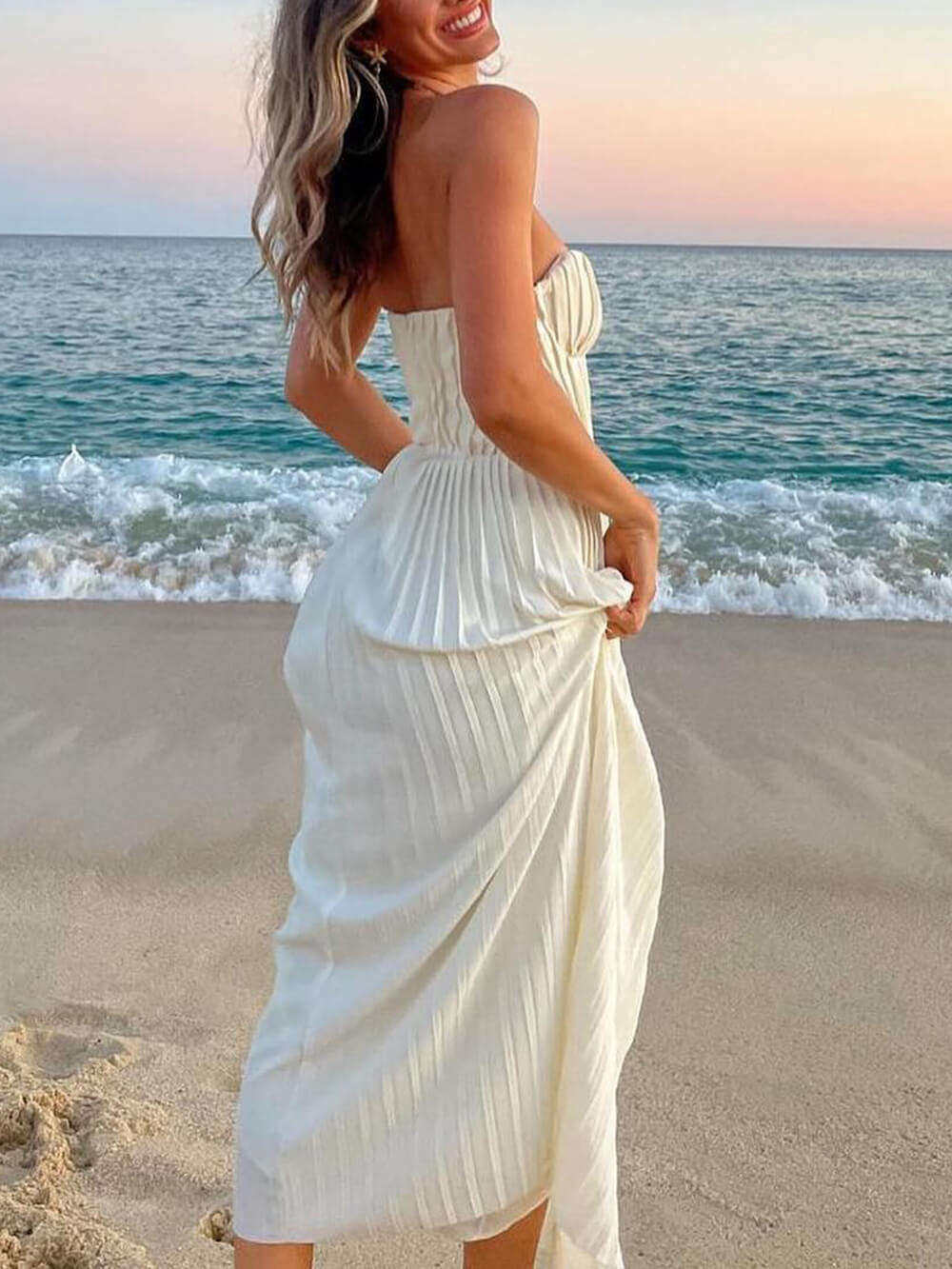 Louise | Elegant veckad axelbandslös klänning med stilren design