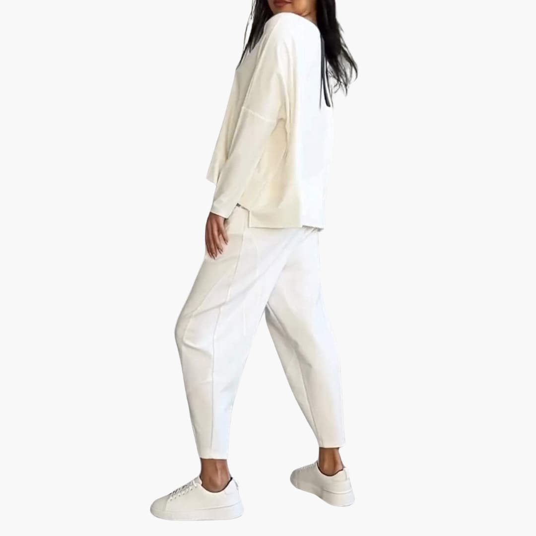Anna | Bekvämt tvådelat set med rund halsringning och modern stil