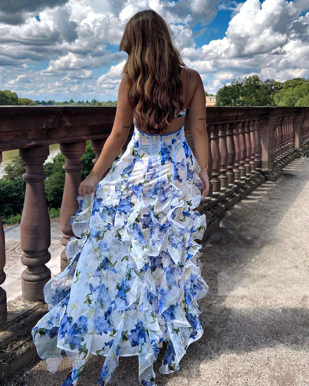 Pristina | Elegant blommig klänning med volanger