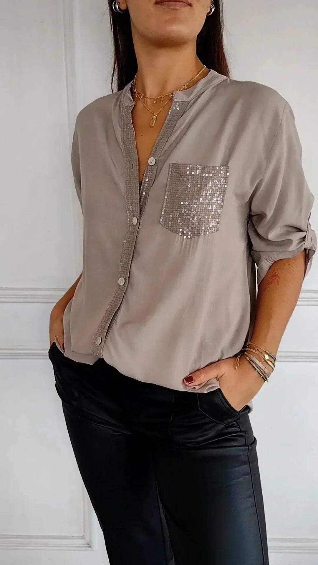 JASMINE | ELEGANT DAMTOPP MED V-RINGNING OCH GLITTRANDE PALJETTER