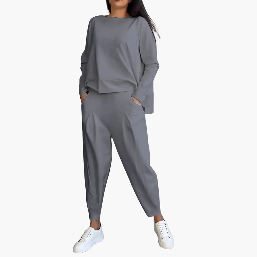 Anna | Bekvämt tvådelat set med rund halsringning och modern stil