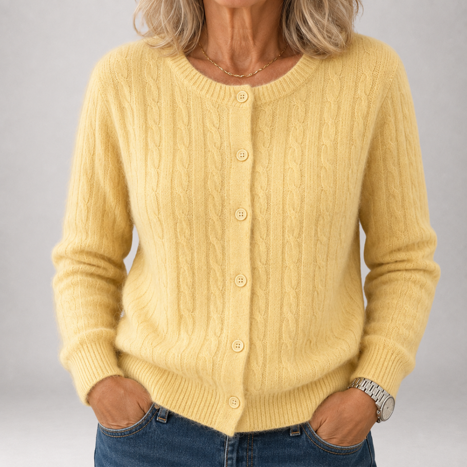 Perrine | Stilvolle Zopfstrickjacke mit eleganter Knopfleiste