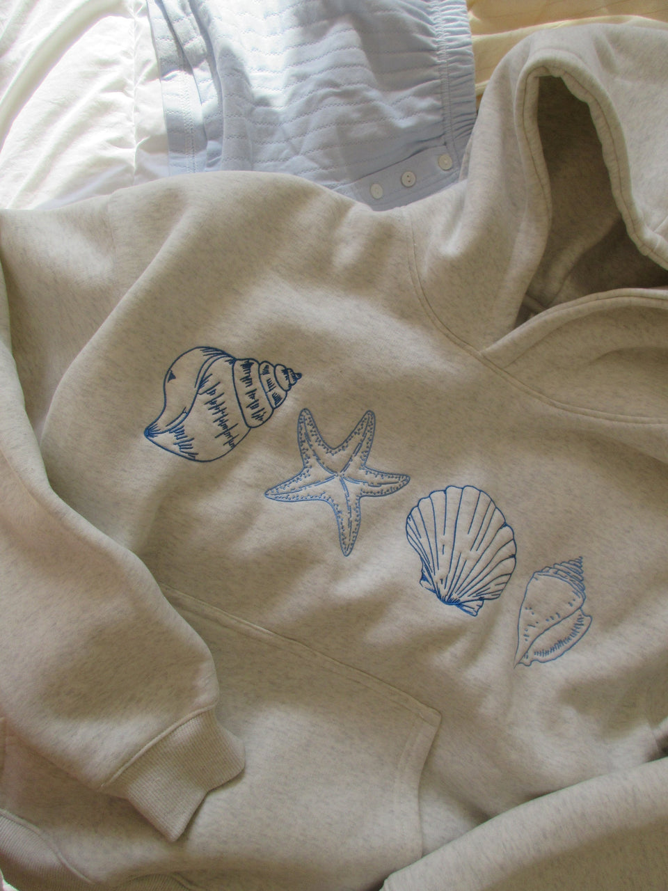 Ocenia | Unisex-Sweatshirt mit stilvollem Muschel-Design