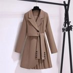 LOUISA | ELEGANT KAPPA MED PLISSERADE DETALJER