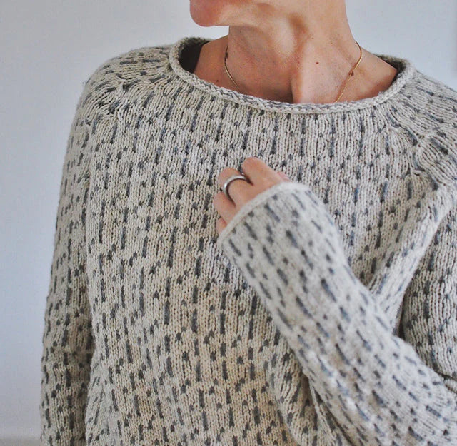 Victoria | Eleganter grauer Pullover mit stilvollem U-Boot-Ausschnitt