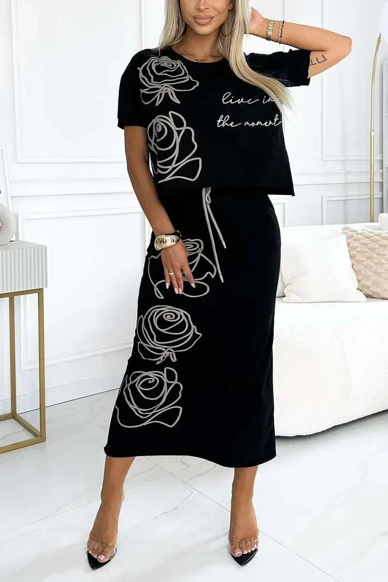 AMARA | Stilfullt set för damer med avslappnad blommig T-shirt och elegant bustierkjol