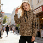 Huvtröja med leopardmönster och känguruficka