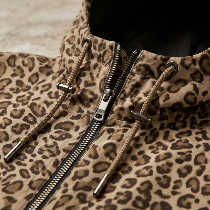 Huvtröja med leopardmönster och känguruficka